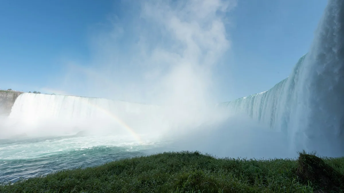 Cataratas del Niágara vistas desde el lado estadounidense con el Maid of the Mist